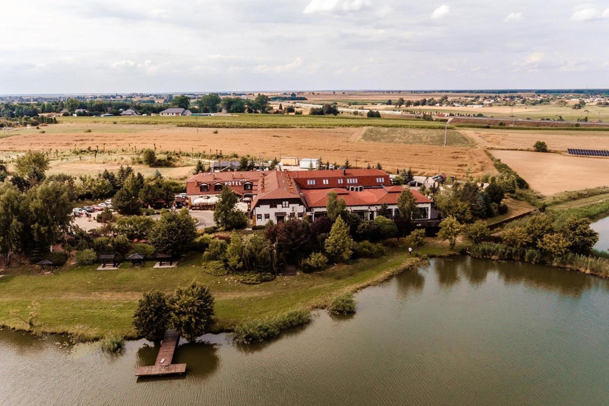 Dwor Bogucin Hotel&Restauracja Buitenkant foto